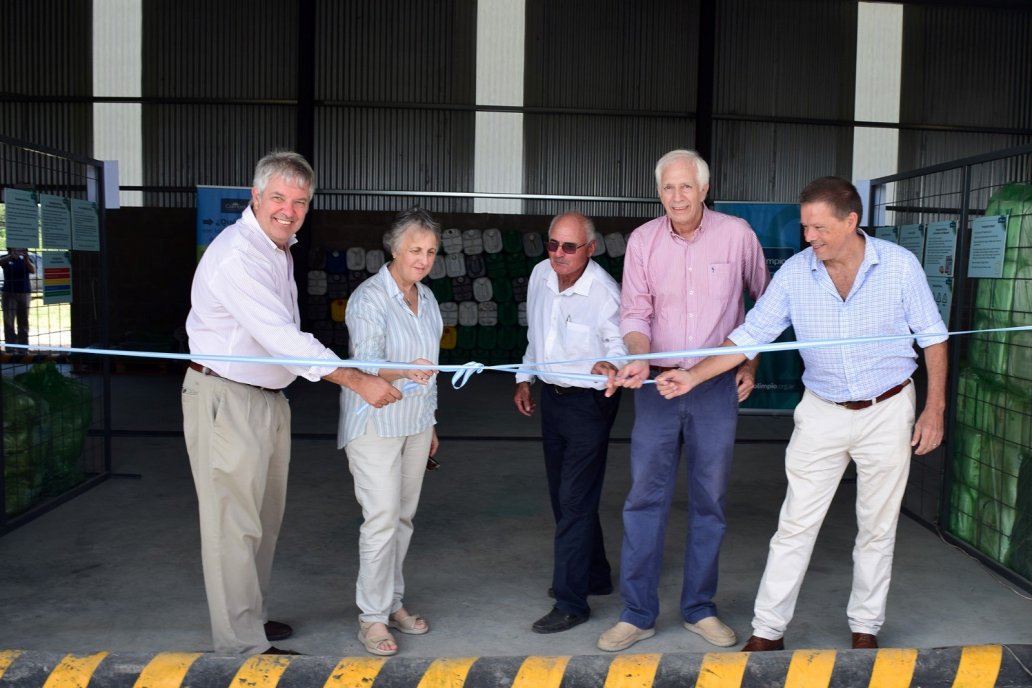 Autoridades provinciales, municipales y de la asociación, en la inauguración.