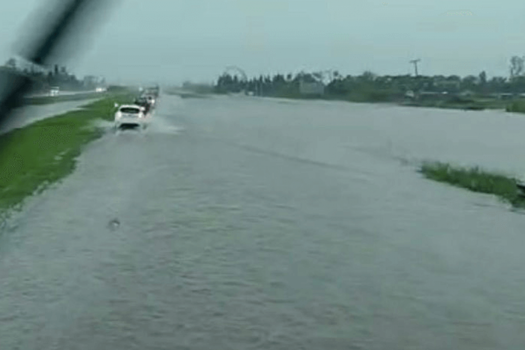 La autopiasta Rosario-Buenos Aires a la altura de San Nicolás en plena lluvia.