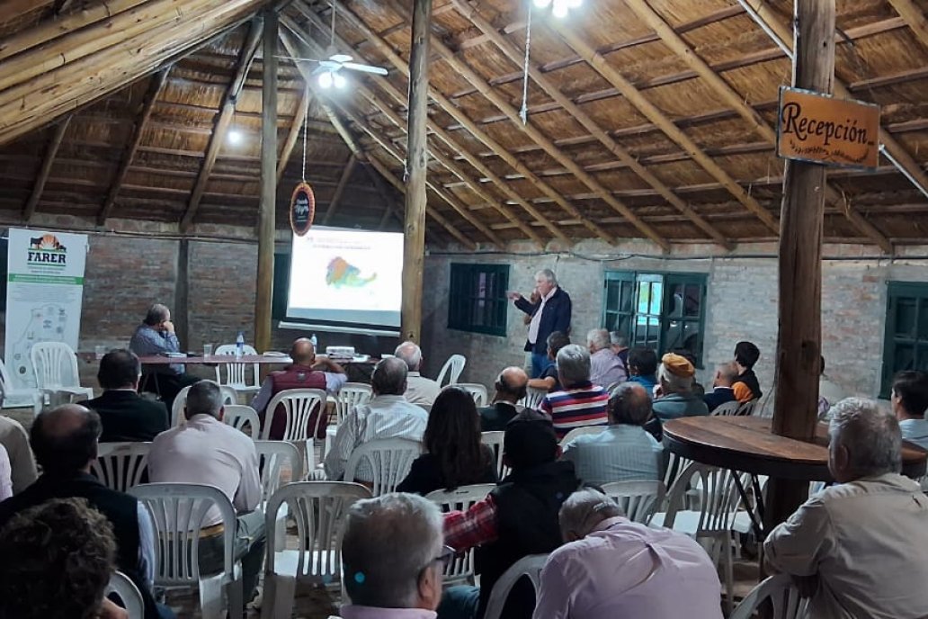 Atilio Mangold compartió su experiencia con productores de La Paz.