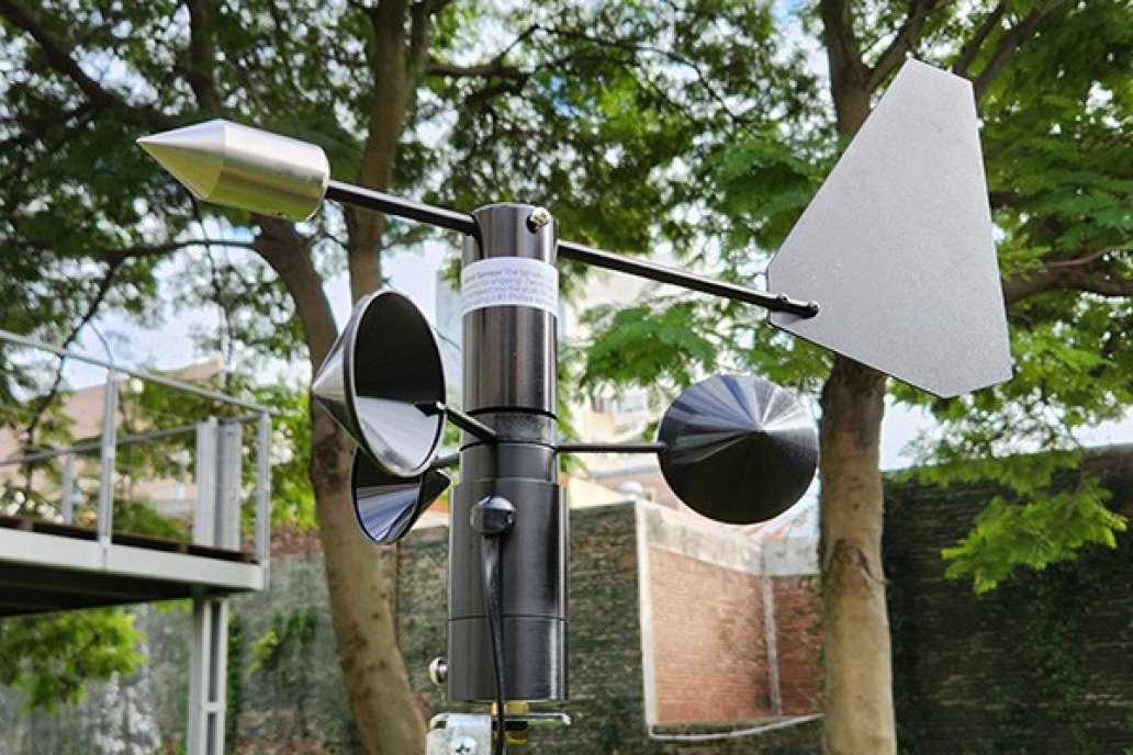 Un anemómetro es un sensor que permite medir la velocidad y dirección del viento Un anemómetro es un sensor que permite medir la velocidad y dirección del viento