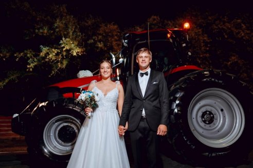 Una pareja entrerriana llegó a la iglesia a dar el “sí” en un tractor