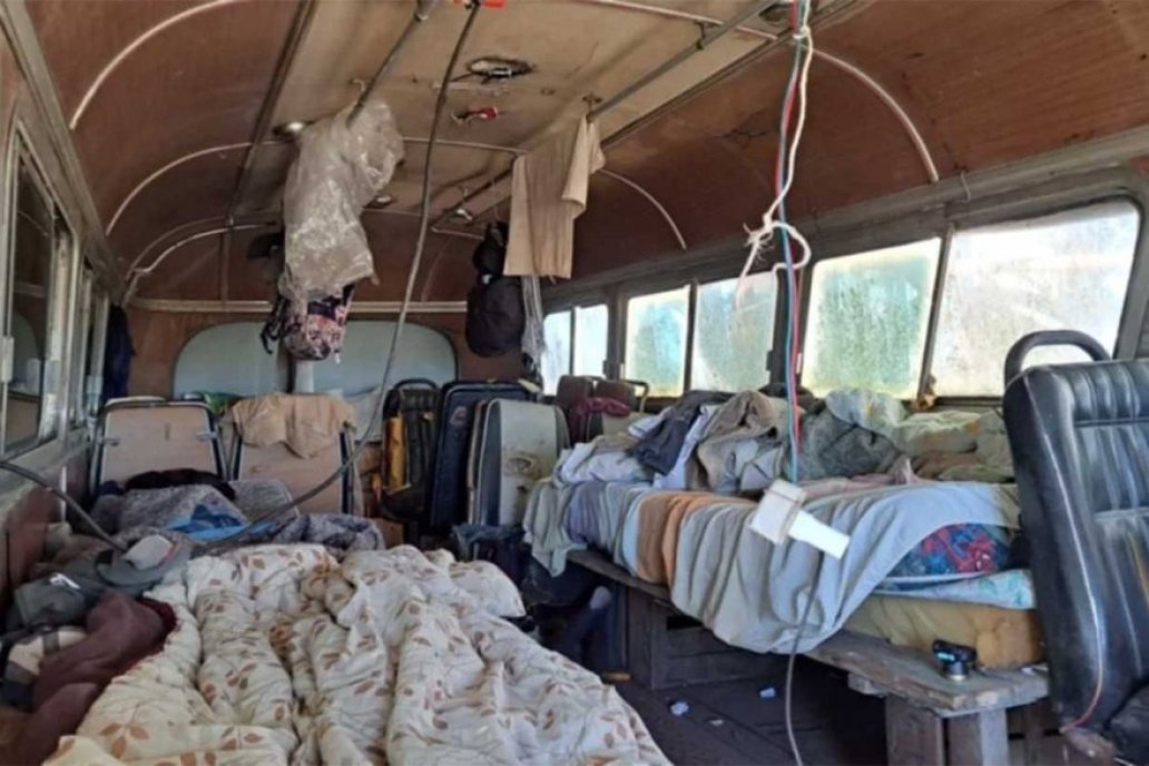 Los cosecheros vivían dentro de un colectivo abandonado.