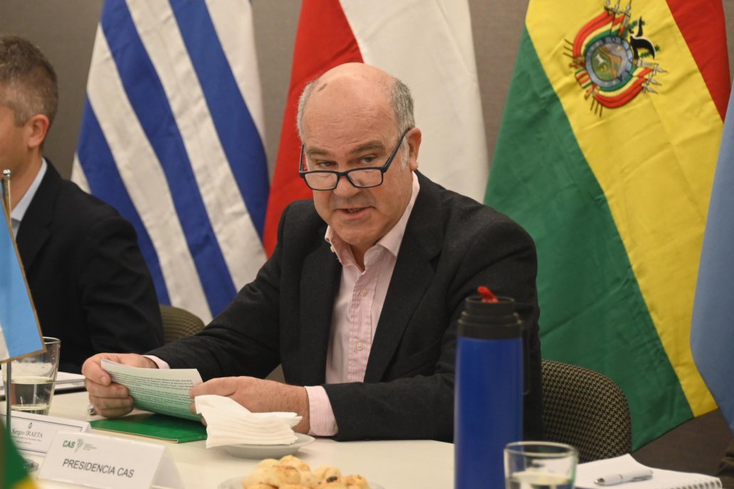 Sergio Iraeta sumó el reclamo de la Argentina al de las naciones vecinas. Sergio Iraeta sumó el reclamo de la Argentina al de las naciones vecinas.