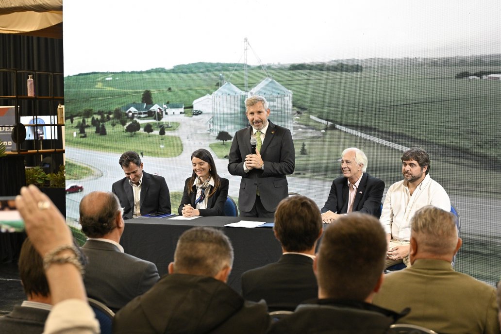 Frigerio entregó los primeros dos créditos. Frigerio entregó los primeros dos créditos.