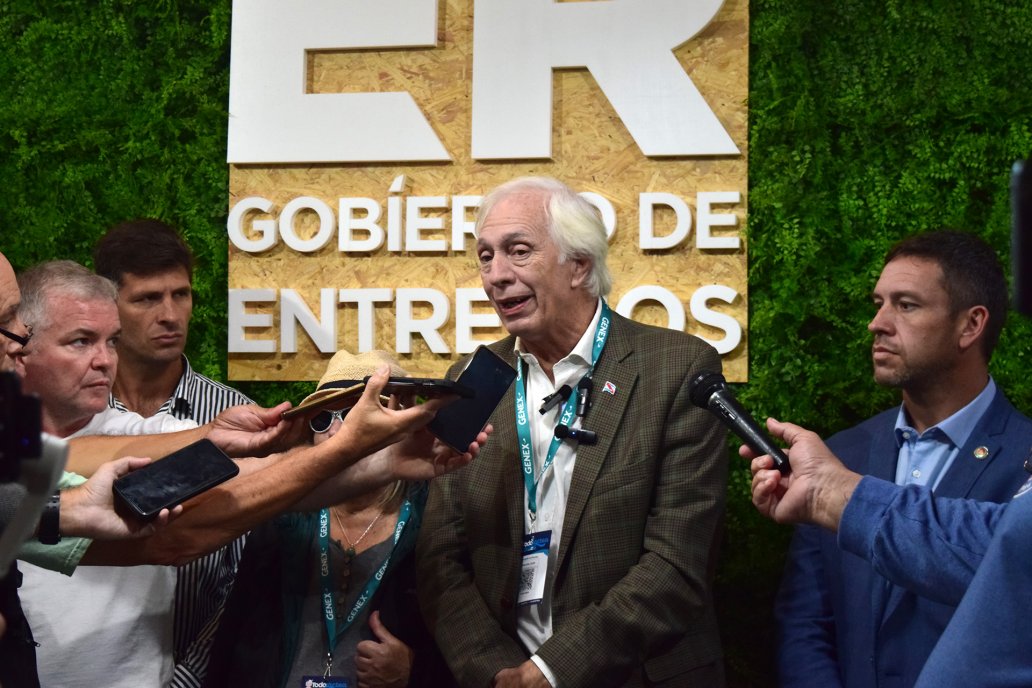 El ministro en el stand de Entre Ríos en la muestra lechera nacional. El ministro en el stand de Entre Ríos en la muestra lechera nacional.