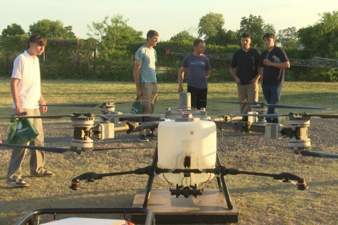 Agricultores se capacitan en drones, pulverizaciones, formulaciones de fitos y variedades de soja disponibles