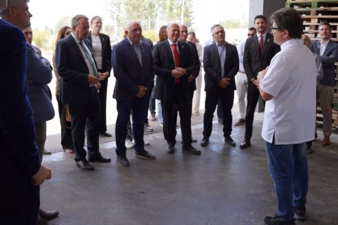 Embajador de Alemania visitó Crespo y recorrió la planta de nuez pecán