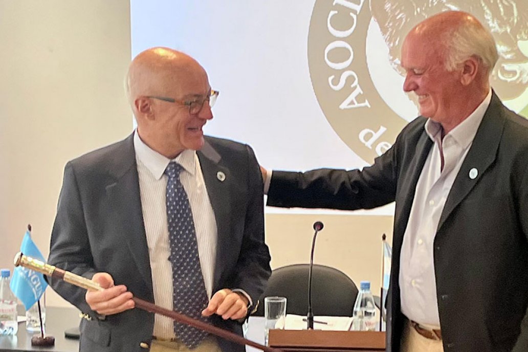 El flamante presidente recibe el mando de Alfonso Bustillo.