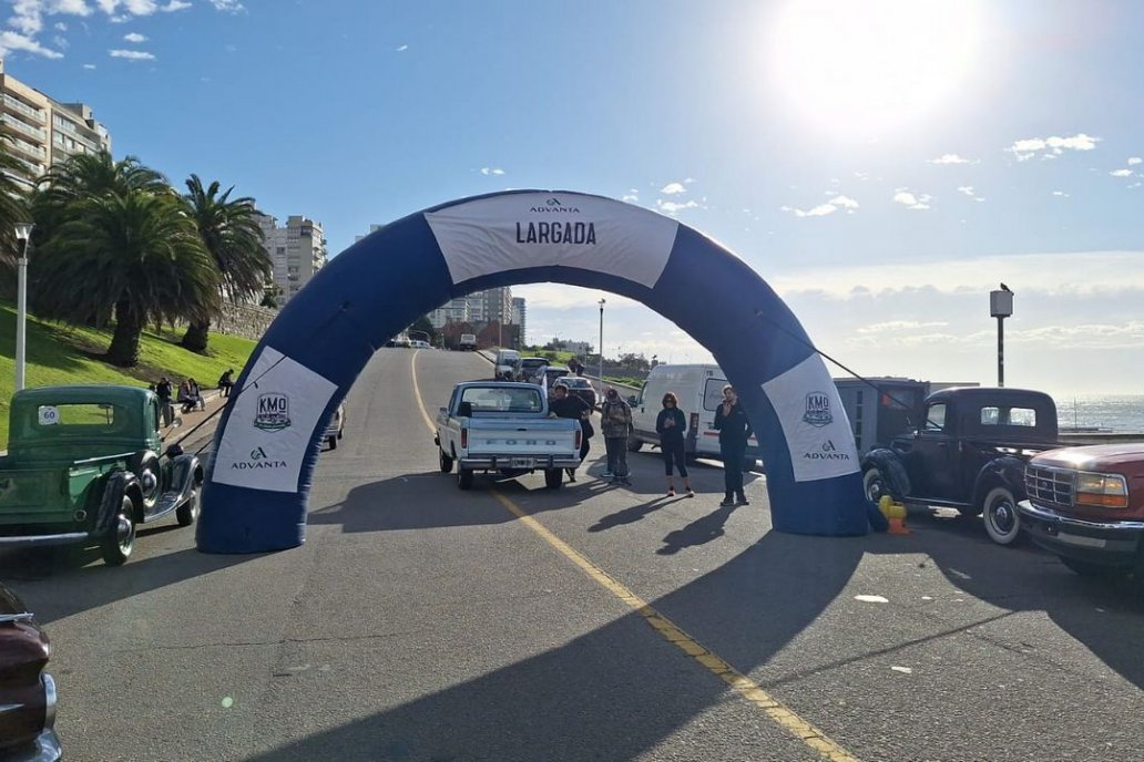 Entre el mar y la cuna del automovilismo: 60 autos clásicos en el 