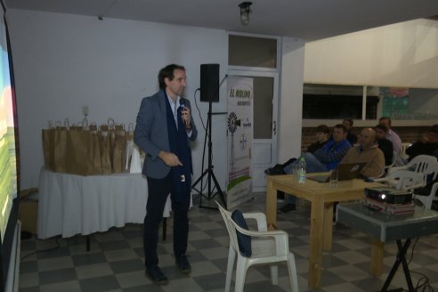 Jornada de Capacitación de El Molino Agroservicios en Sociedad Rural de Maria Grande