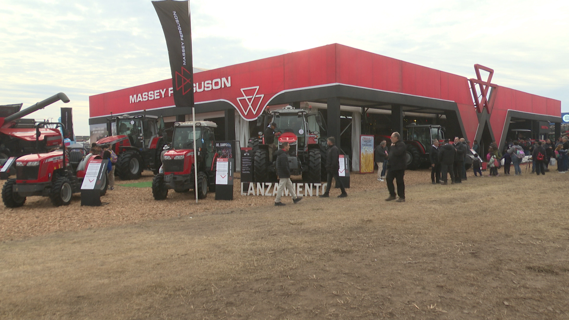 Weinbaur presentó tres líneas de tractores Massey Ferguson