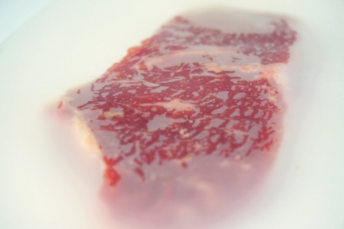 Crean un film biodegradable para conservar carne vacuna