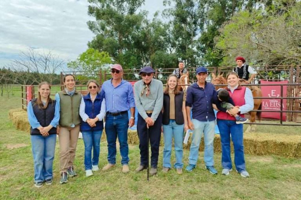 Los anfitriones recibieron a un nutrido grupo de trabajadores de la comunicación